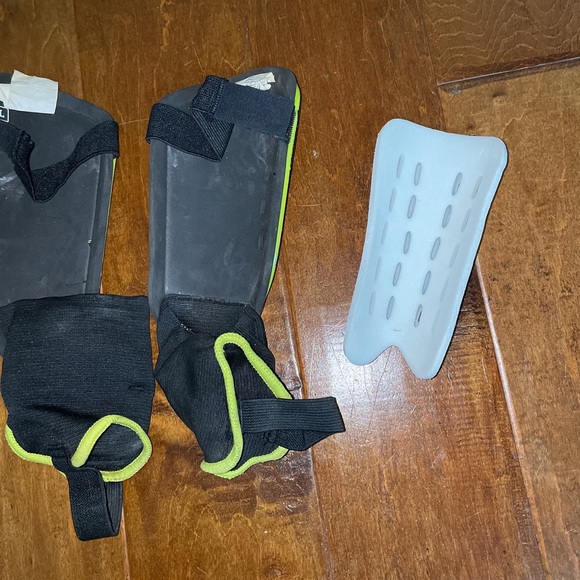 Umbro Boy’s XL Soccer Shin Guards - Picture 8 of 9